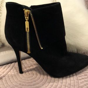 Ankle height suede black boots